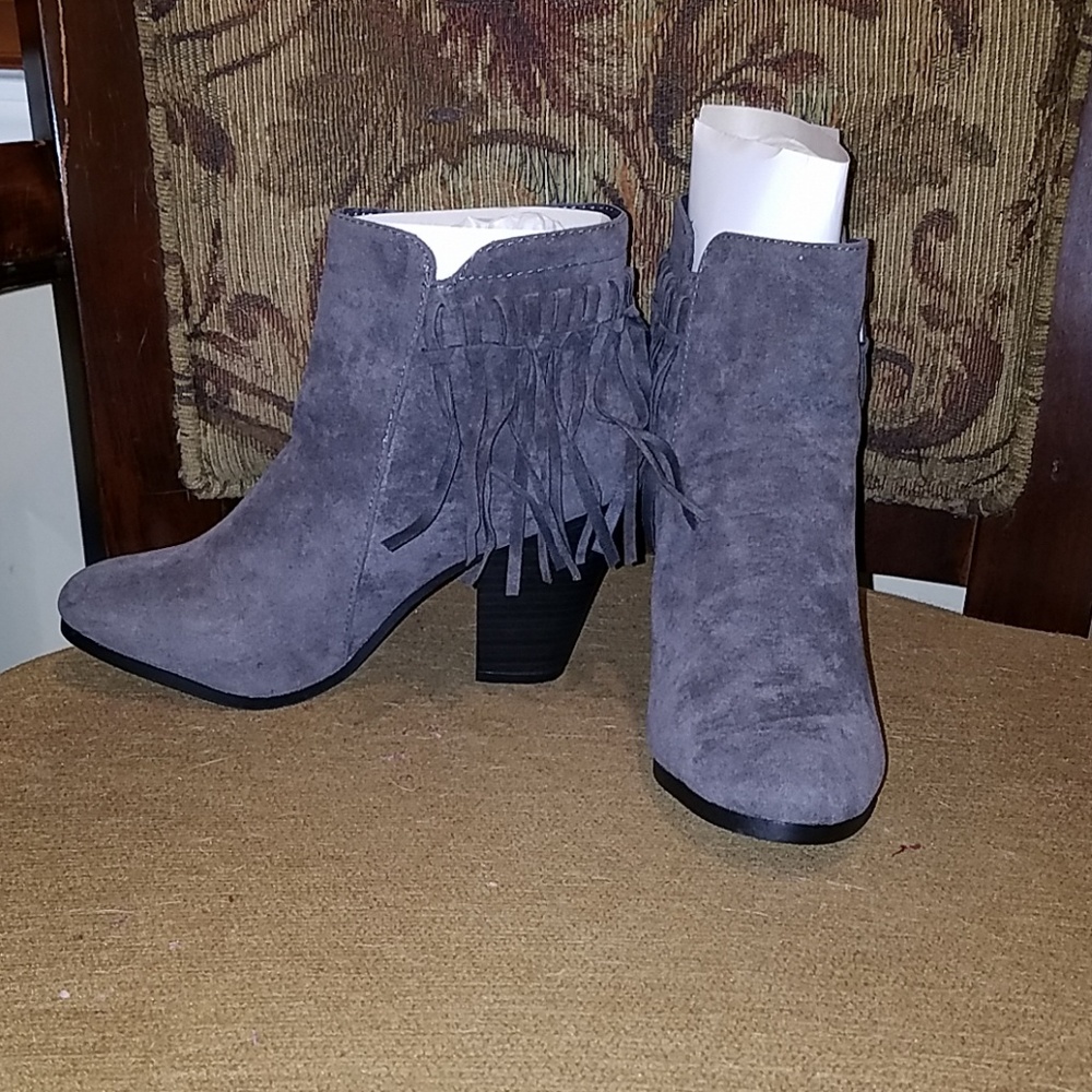 Breckelle's gray fringe bootie new with box sz 8Br
